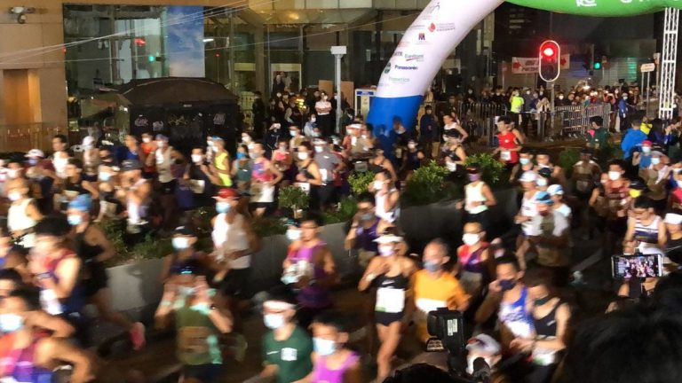 因疫情而停辦一年的香港馬拉松賽今早恢復舉辦。