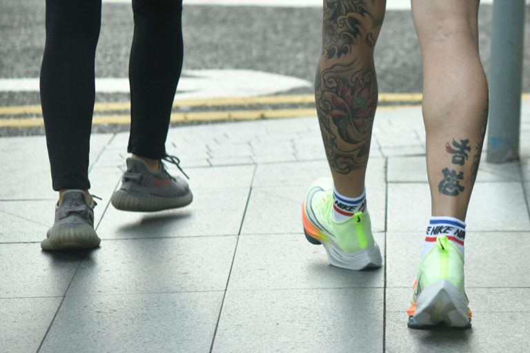 亦有參賽者因腳上紋有香港兩字，被大會要求貼上膠布始可參賽。