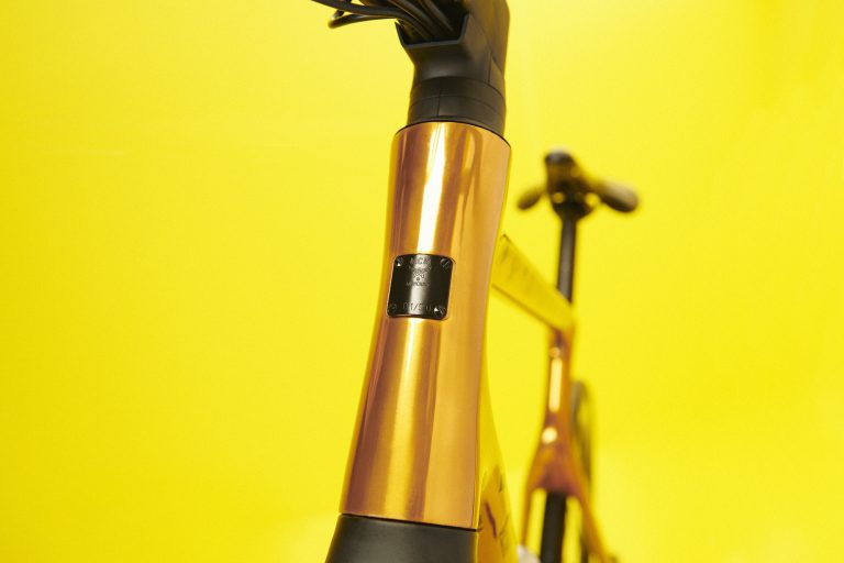 MCM 標誌可見於單車的定製黃銅前牌。