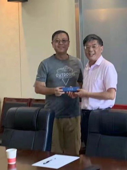 柯朝暉(左)在陜西師範大學與馬瑞映教授(右)召開研討會。