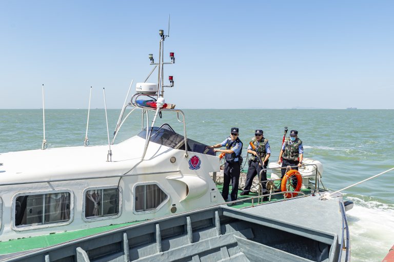 廣東省有關部門10月1日至7日開展了聯合「清灣行動」，打擊「大飛」（高速快艇）。（中新社）
