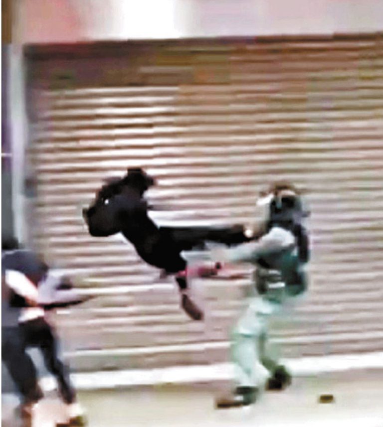 前年10月，旺角有黑衣人凌空飛踢防暴警，今日判刑。