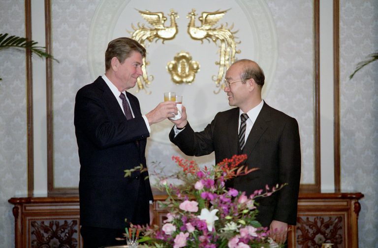 南韓前總統全斗煥（右）今早在首爾家中逝世，左為已故美國前總統列根。