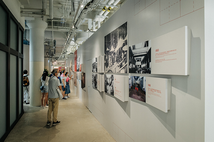 街市二樓設有展覽牆，講解中環街市的歷史演變。