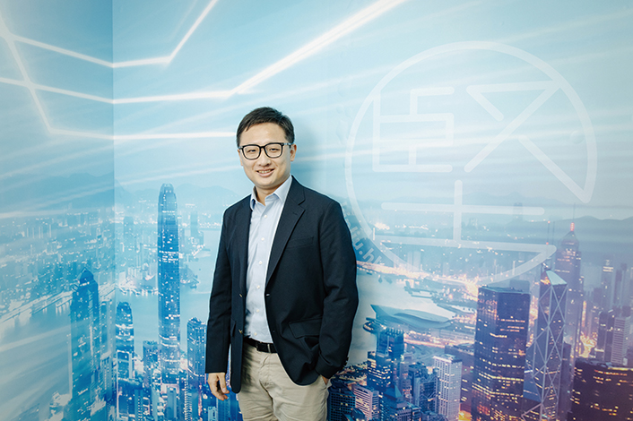 張欣宇是香港及英國特許工程師。