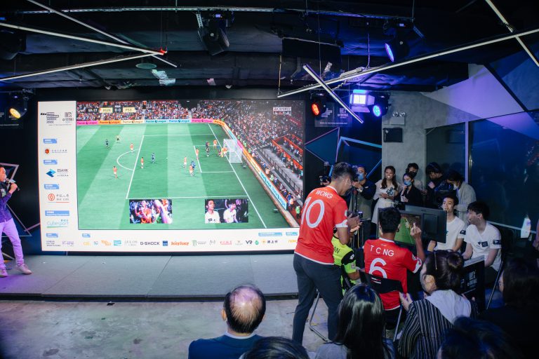 香港U23足球隊成員與與2018年亞運電競代表進行表演賽。（黃冠華攝）