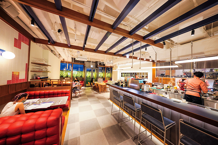 餐廳裝潢以藍白紅為主色調，感覺休閒時尚，空間感十足。