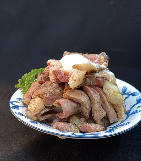 富士山牛丼 $98：（原價$288，優惠期至12月15日）煙韌有咬口的日本米飯上面，堆砌如山的厚切牛扒，真材實料，分量十足。