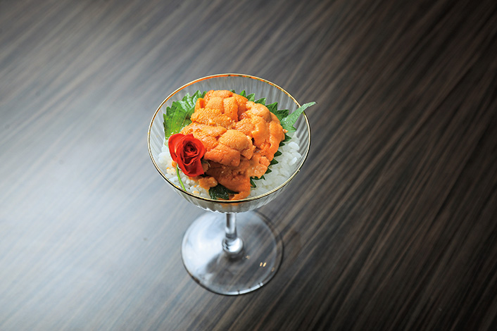 海膽一口杯飯 $268：由北海道直送的新鮮海膽鋪滿在飯糰上面，拌勻來吃更鮮美。