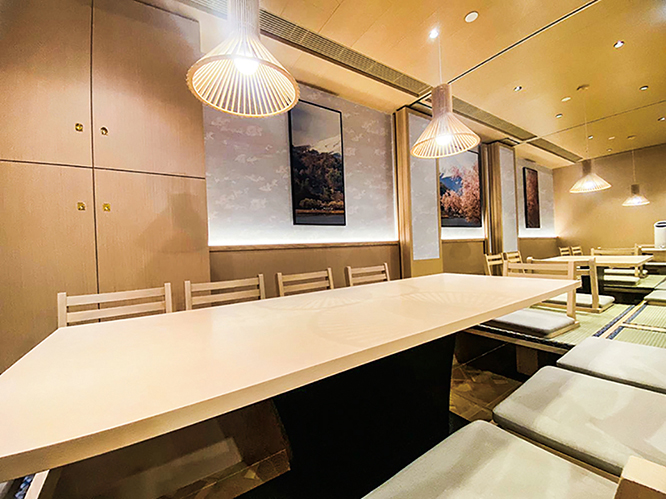 餐廳以淺色木條打造而成，另設榻榻米包廂，充滿和風格調。