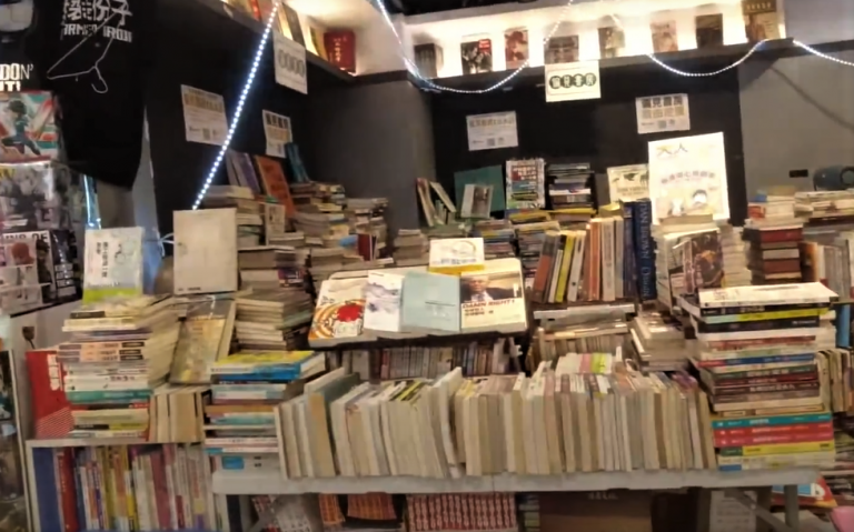 「X爐市集」的書攤無人駐場、自助付款。