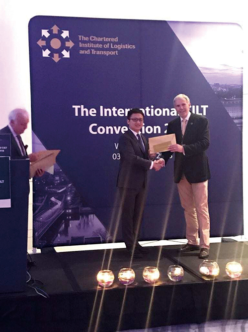 張欣宇2018年代表香港業界，在波蘭獲頒「國際年度青年成就獎」。（受訪者提供）