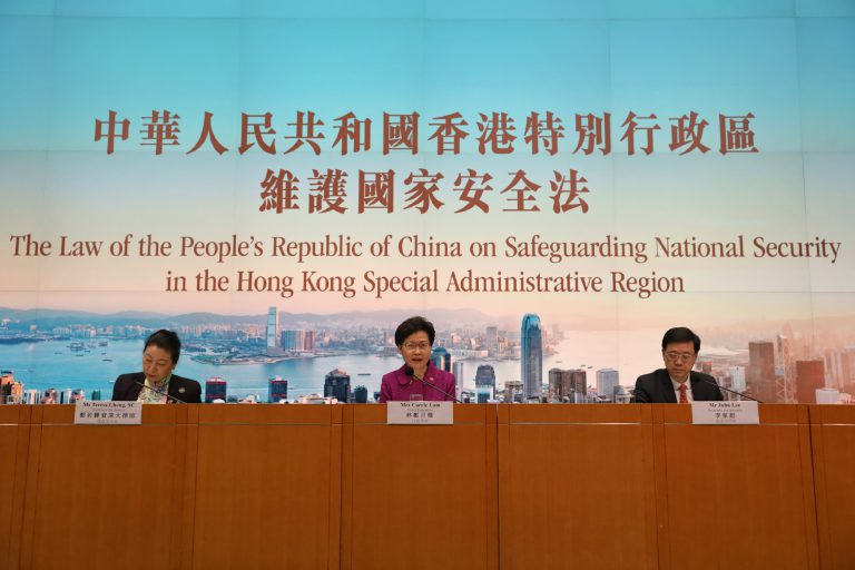 政府回應美方指控，指《港區國安法》確保香港特區堅決全面準確貫徹「一國兩制」方針。（中通社）