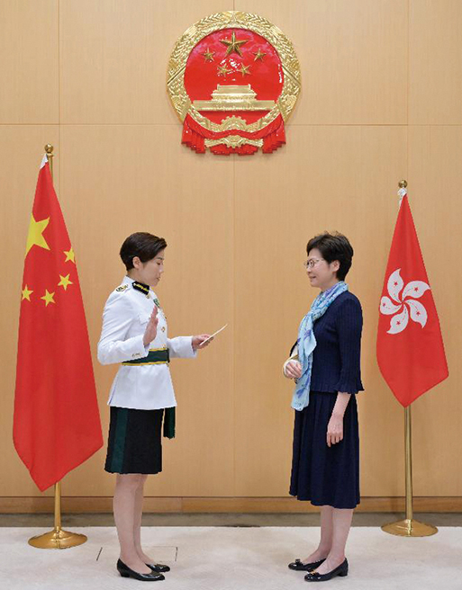 新任海關關長何珮珊（左）10月21日在行政長官林鄭月娥（右）監誓下宣誓就職。
