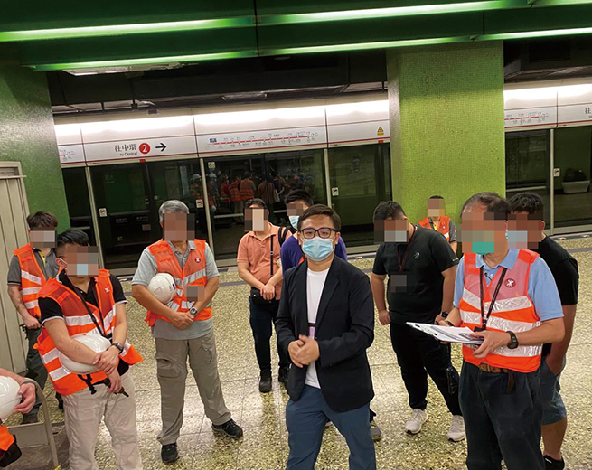 張欣宇（中）帶領同事在港鐵站進行例行消防演習。（受訪者提供）