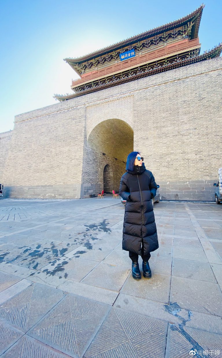 千嬅一年入面大部分時間也在內地，故傳出她移居上海的消息。