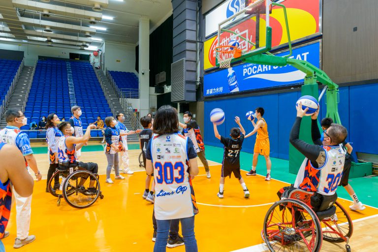 當天活動更設「傷建共融籃球遊戲」環節，香港輪 椅籃球隊將聯同甲一球隊建龍飛馬的成員、8歲至 12歲兒童及本會獅友，合力挑戰「5分鐘入籃最多 之世界紀錄。