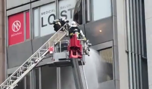 消防員利用雲梯嘗試救出傷者。﹙互聯網﹚