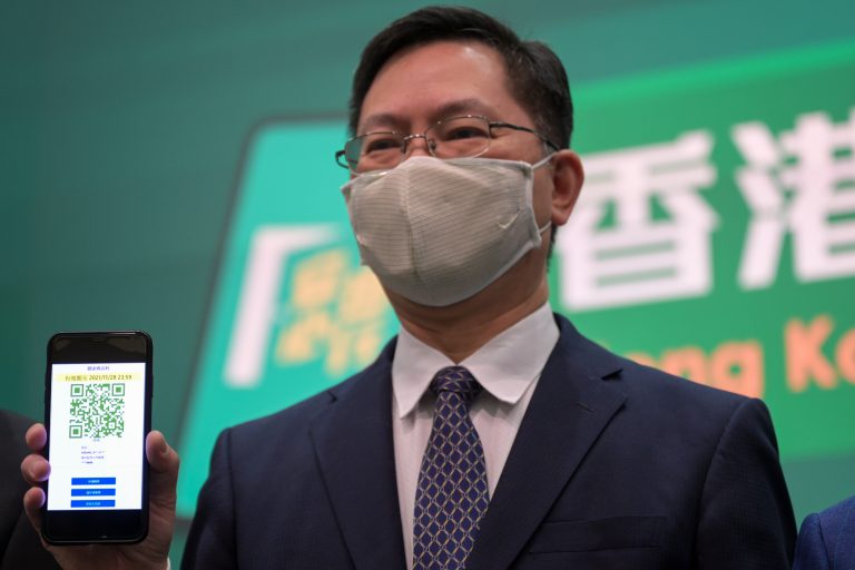 創新及科技局局長薛永恒宣布，「香港健康碼」12月10日開放註册。（中新社）