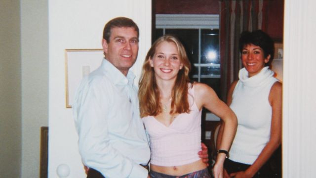 羅伯茨（中）指控安德魯（左一）2001年在商人愛潑斯坦穿針引線下對她性侵。