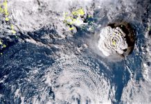 南太平洋湯加王國海底火山爆發　引發海嘯大浪遠抵日本