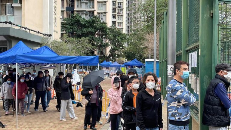 葵涌邨三幢公屋大廈出現近百宗感染個案，居民排隊檢測。