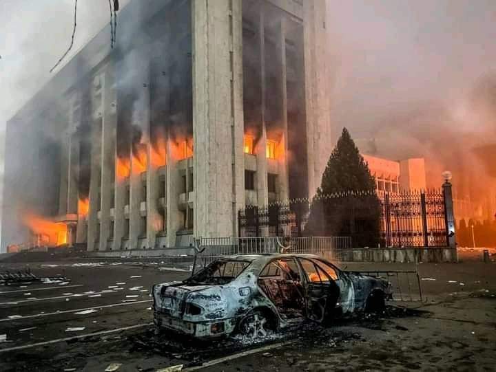 阿圖木圖政府建物被焚毁。﹙互聯網﹚