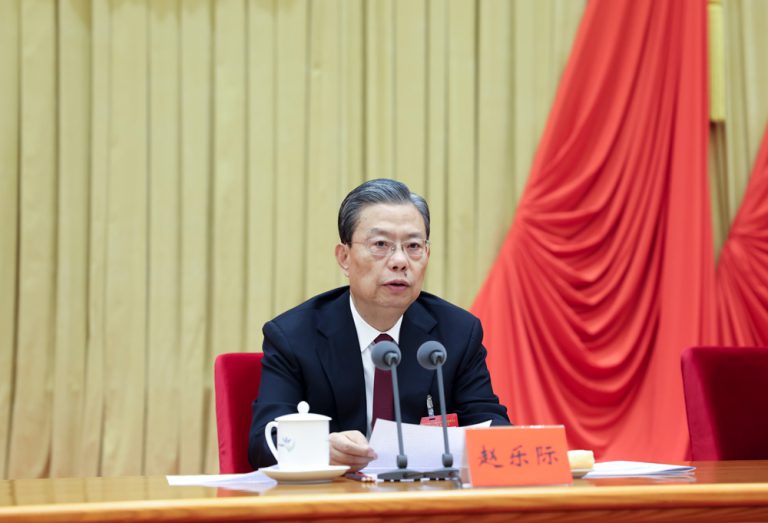 中央紀律檢查委員會書記趙樂際代表中央做工作報告。