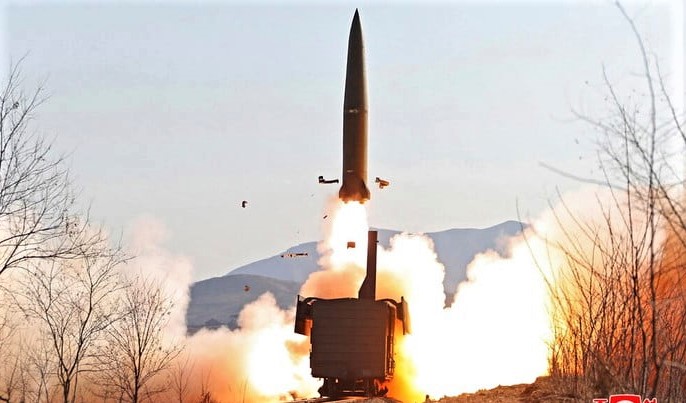 北韓發射火車搭載的戰術導彈，成功擊中東部海域目標。