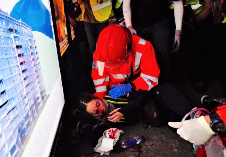 8.11尖沙咀暴動當晚，一名女子被被硬物射中眼部受傷。