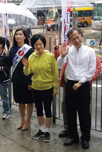江玉歡(左)代表新民黨2015年參選區議會，葉劉淑儀(中)曾為其拉票。(大公報)