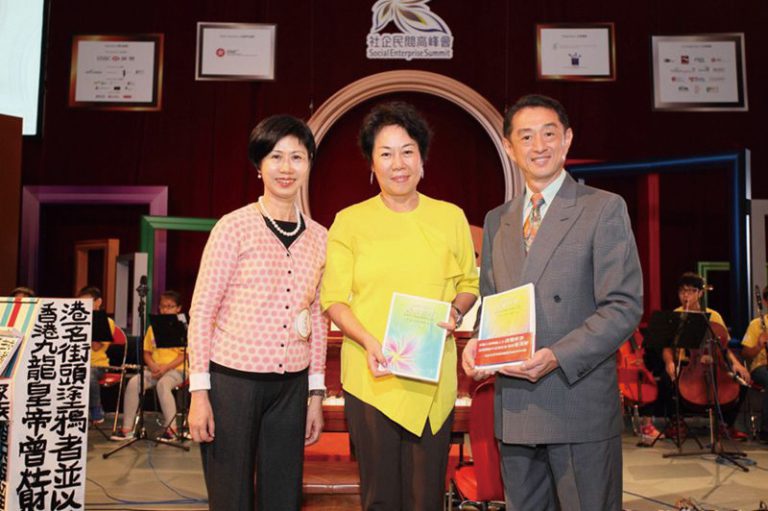 徐莉是香港悠揚文化藝術基金會主席，把彩繪鋼琴帶進社區洗滌市民心靈。
