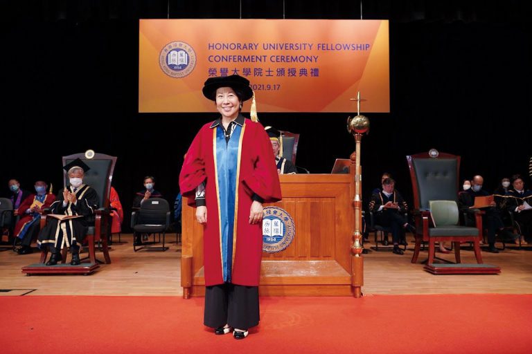 徐莉去年獲浸會大學頒授榮譽大學院士銜，以表揚她對社會的重大貢獻及對浸大發展的鼎力支持。
