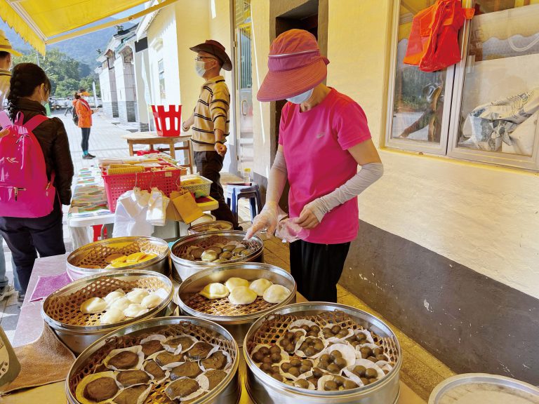 假日時小瀛學校外面會有客家茶粿出售。