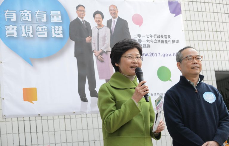 劉江華（右）出任政制局副局長時曾與當時任政務司司長的林鄭月娥（左）推行政改。
