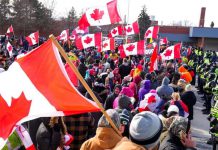 加拿大反防疫措施示威者續堵塞邊境大橋　與警對峙