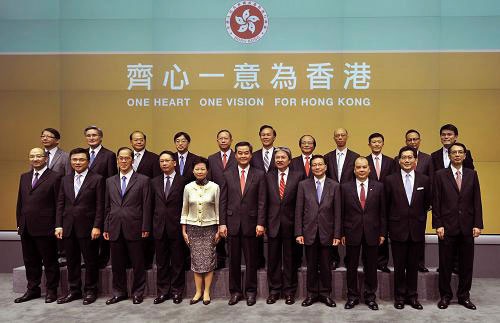 曾德成(前排左三)2007
年 7 月起出任民政局局長並順利於2012年過渡至梁振英政府。