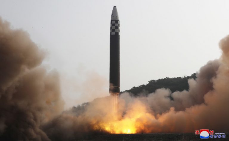 北韓成功試射火星17型洲際導彈。（朝中社）