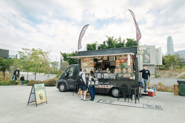 The Butchers Truck於西九文化區甚受歡迎，周末不時要排隊「打蛇餅」買包。