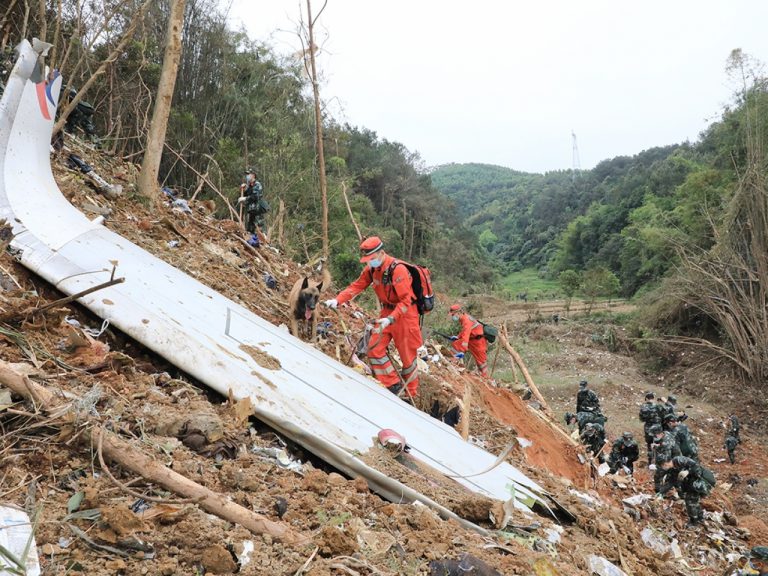 搜救人員在客機墜毀現場，累計搜尋超過24萬平方米。