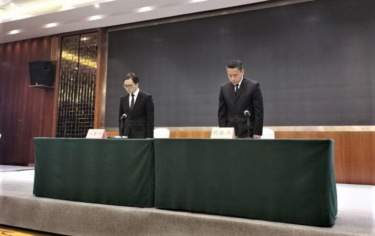 國家應急處置指揮部現場副總指揮胡振江（右），與出席記者會人士起立悼念，為罹難者致哀。