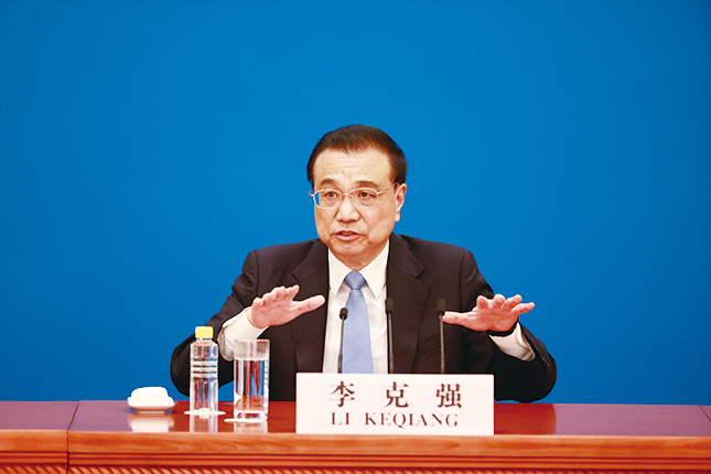 總理李克強指，中央每日關注香港疫情。