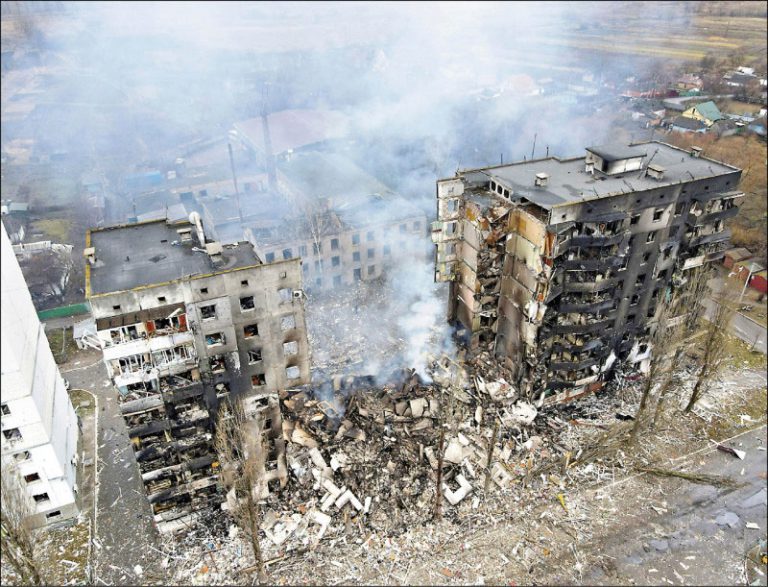 烏克蘭飽受戰火摧殘，一片頹垣敗瓦。