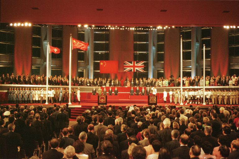 中央在1997年7月1日恢復在香港行使主權，對港實施一國兩制，至今25。(政府新聞處)
(政府新聞處。 （年