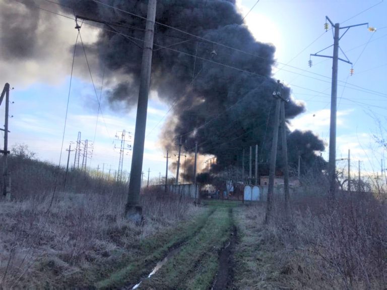 烏克蘭一火車站遭俄軍導彈攻擊起火。﹙互聯網﹚