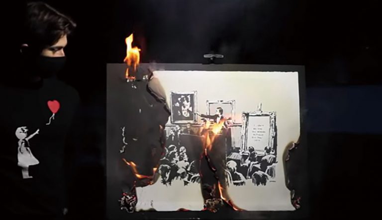 Burnt Banksy燒 掉了Banksy的作 品《白痴》。
