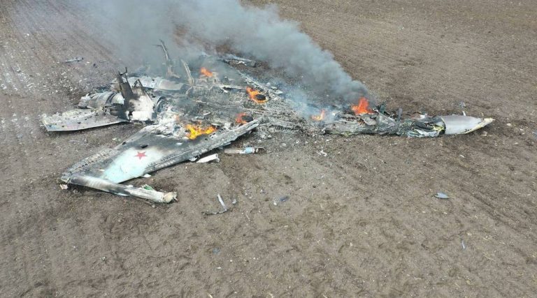 俄軍在烏克蘭損失慘重，圖為被烏軍擊落的戰機。（互聯網）
