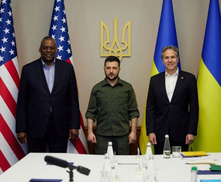 美國防長奧斯汀﹙左﹚和國務卿布林肯﹙右﹚在基輔和澤連斯基會面。﹙互聯網﹚