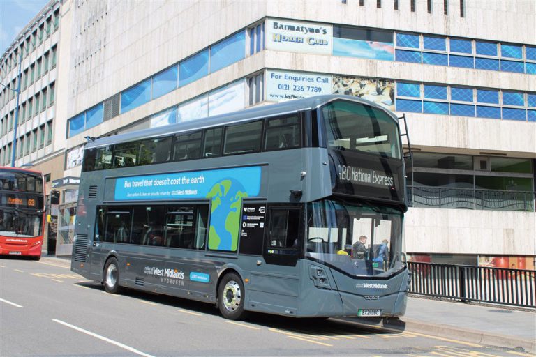 英國的氫能電動巴士為兩軸設計。