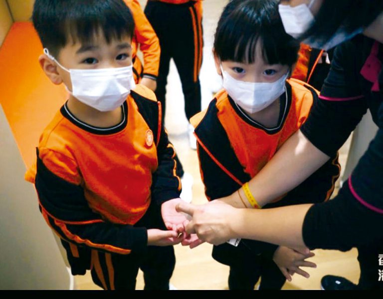 培僑國際幼稚園暨幼兒園的學童復課後要用酒精搓手液消毒雙手。